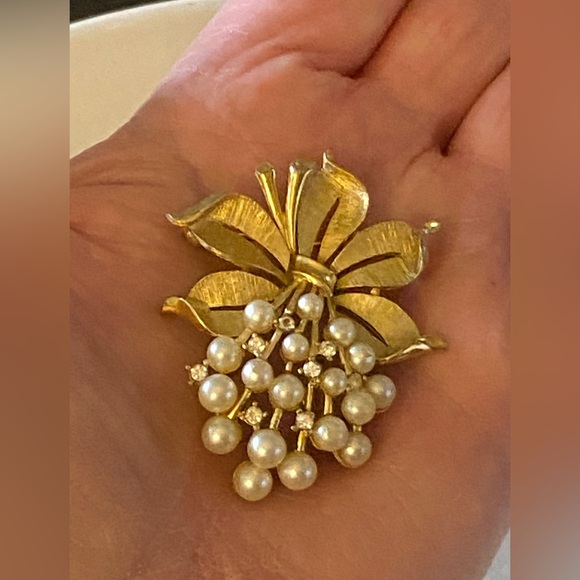 Vintage 60’s Trifari Pearl & Rhinestone Pin - Picture 9 of 9